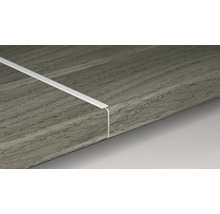 Goulotte de câbles en plastique sur une surface en bois