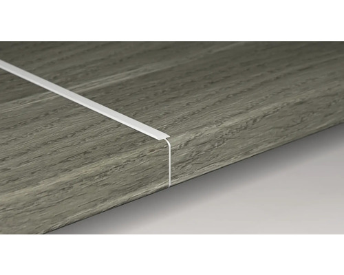 Goulotte de câbles en plastique sur une surface en bois