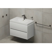 Salle de bain avec meuble sous-lavabo, robinet, porte-serviettes, distributeur de savon et crochets