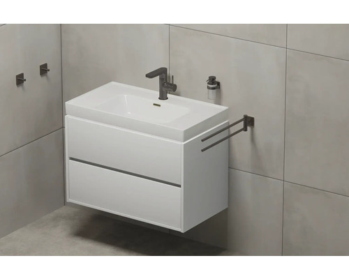 Meuble sous-vasque avec lavabo, robinet, distributeur de savon et porte-serviettes dans la salle de bain