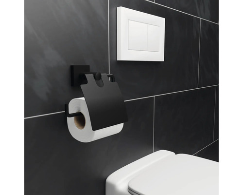 Schwarzer Toilettenpapierhalter mit Toilettenpapierrolle an einer Badezimmerwand