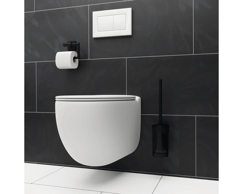 WC suspendu avec brosse de toilette, chasse d''eau et support de papier toilette dans une salle de bains