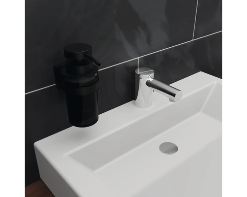 Waschtisch mit Armatur und Seifenspender