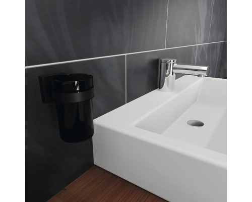 Lavabo avec robinet et porte-gobelet à brosse à dents dans la salle de bain