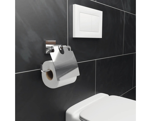 Toilettenpapierhalter aus Metall mit Toilettenspülung an einer gefliesten Wand