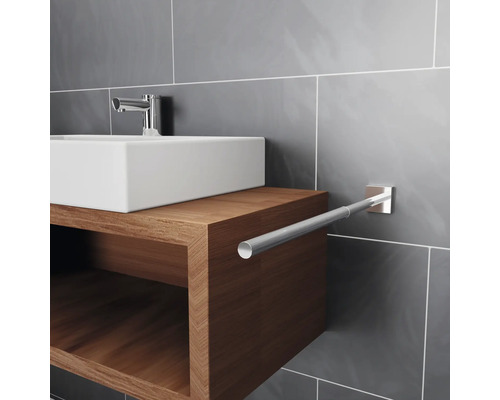 Badezimmerwaschbecken mit Handtuchhalter an der Wand