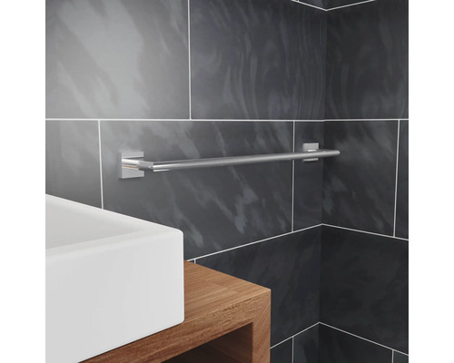 Badezimmeransicht mit Handtuchhalter an der Wand