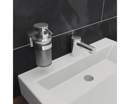 Waschbecken mit Armatur und Seifenspender