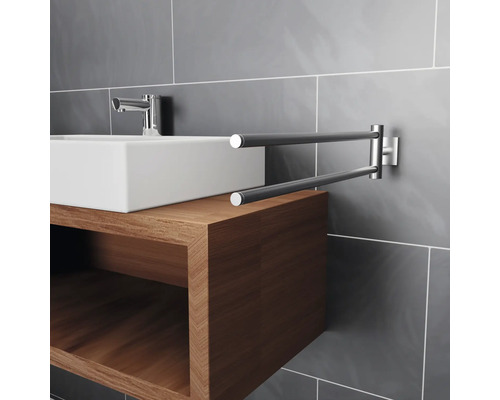 Modernes Badezimmer mit Waschbecken, Armatur und schwenkbarem Handtuchhalter