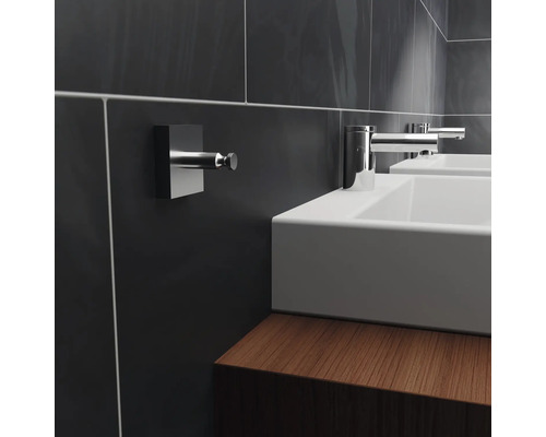 Lavabo avec robinet et crochet pour serviette dans une salle de bains moderne