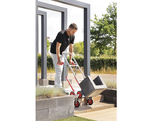 Mann transportiert Pflanzsteine mit einer Treppenkarre