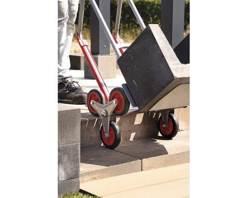 Treppenkarre mit Steinblöcken auf einer Treppe