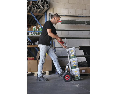 Un homme transporte du mortier de jointoiement pour pavés Aqua Easy sur un diable