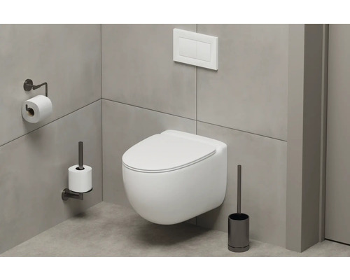 Salle de bains moderne avec WC suspendu, porte-papier toilette et brosse de toilette
