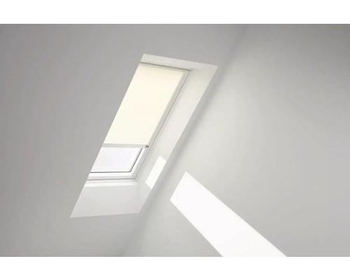 Dachfenster mit Rollo in einem hellen Raum.