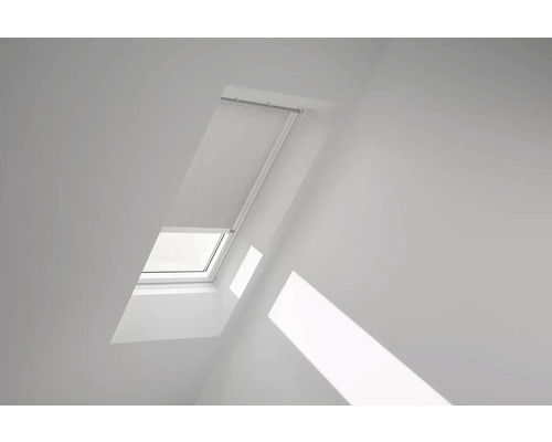 Dachfenster mit Rollo in einem hellen Raum