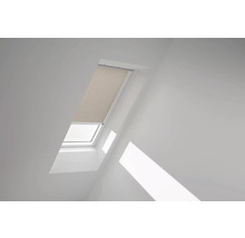 Dachfenster mit teilweise heruntergelassenem Rollo in einem hellen Raum.