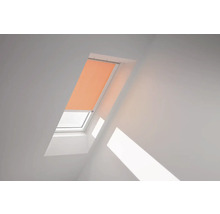 Dachfenster mit orangefarbenem Rollo zur Verdunkelung