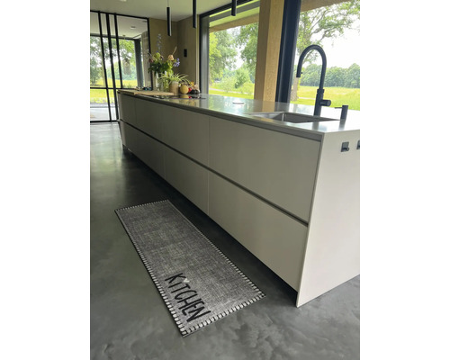 Tapis de cuisine gris avec l''inscription Cuisine devant un îlot de cuisine