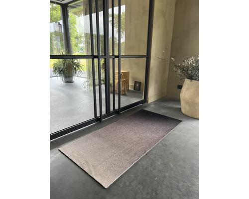 Tapis rectangulaire avec dégradé de couleurs devant une porte-fenêtre