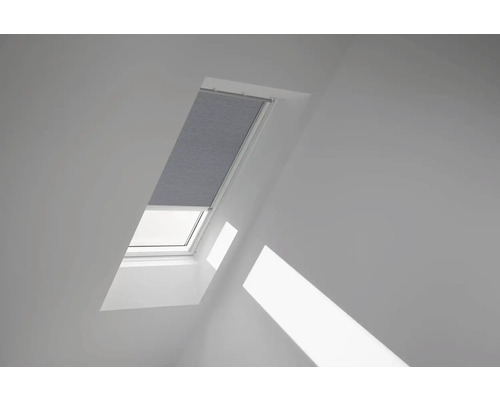 Dachfenster mit Plissee im Innenraum