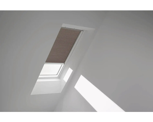 Dachfenster mit geschlossenem Plissee im Dachgeschoss
