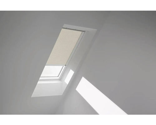 Dachfenster mit Plissee im Innenraum