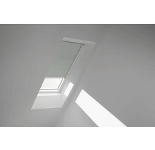 Dachfenster mit Jalousie in einem hellen Raum