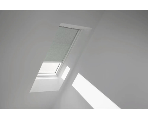 Dachfenster mit Jalousie in einem hellen Raum
