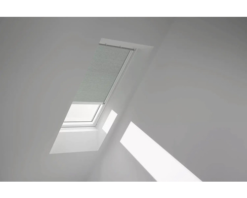 Dachfenster mit Plissee im weißen Raum