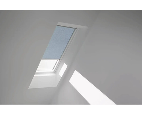 Dachfenster mit Jalousie im weißen Raum