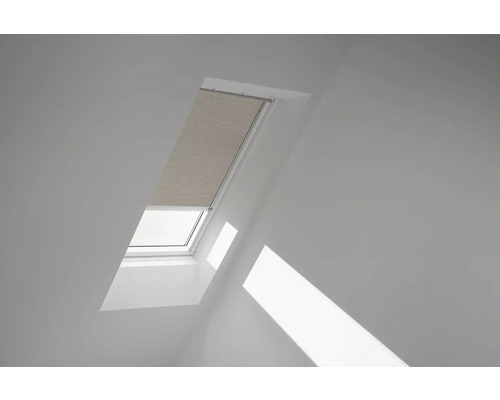 Dachfenster mit geschlossenem Plissee im Raum