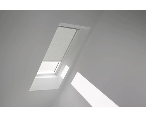 Dachfenster mit Jalousie im Raum