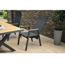 Scène de mobilier de jardin avec table, chaises et plante en pot