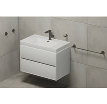 Salle de bain moderne avec meuble sous-lavabo blanc et robinetterie