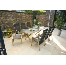 Gartensitzgruppe mit Esstisch und Stühlen auf einer Terrasse