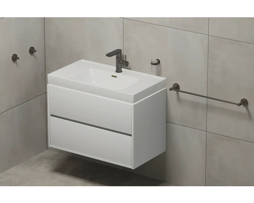 Meuble-lavabo blanc avec deux tiroirs, robinetterie, distributeur de savon et porte-serviettes dans la salle de bain