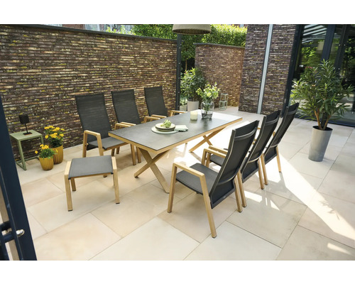 Ensemble de jardin avec table et chaises sur une terrasse