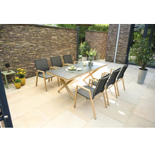 Gartenszene mit Esstisch und sechs Stühlen auf einer Terrasse.