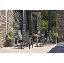 Gartensitzgruppe mit Tisch und Stühlen auf einer Terrasse