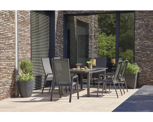 Gartensitzgruppe mit Tisch und Stühlen auf einer Terrasse