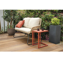 Aménagement extérieur avec banc, table d'appoint et pots de fleurs sur terrasse en bois