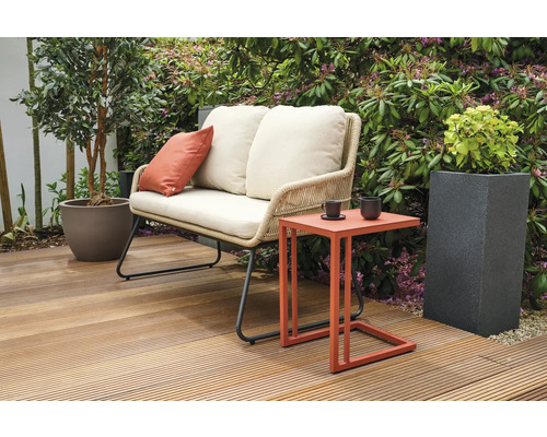 Aménagement extérieur avec banc, table d'appoint et pots de fleurs sur terrasse en bois