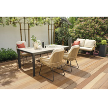 Scène de jardin avec table à manger, chaises et banc sur une terrasse en bois