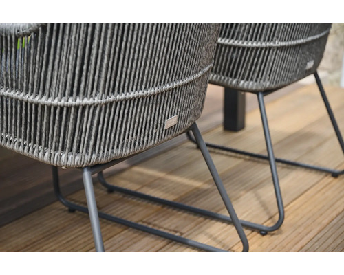 Gros plan sur deux chaises de jardin en rotin avec pieds en métal