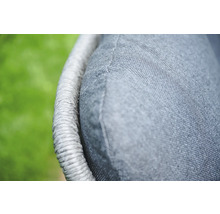Gros plan d'un coussin de mobilier de jardin avec cadre tubulaire