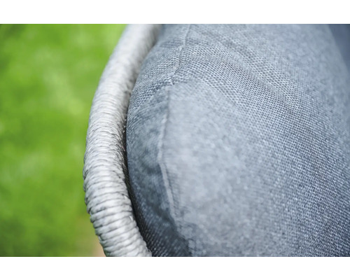 Gros plan d'un coussin de mobilier de jardin avec cadre tubulaire