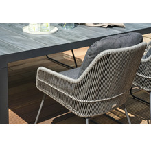 Salon de jardin avec chaises tressées et table à manger