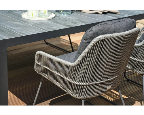 Salon de jardin avec chaises tressées et table à manger