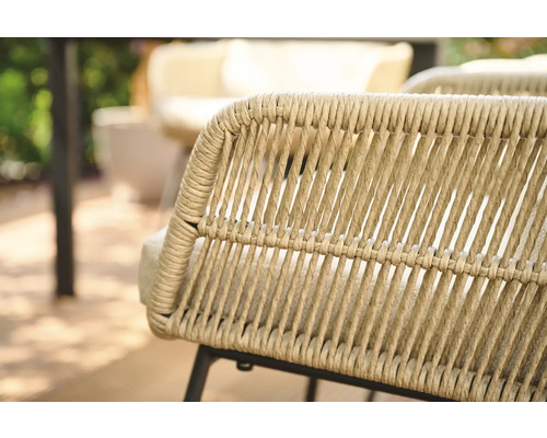 Detailansicht eines geflochtenen Gartenstuhls mit Sitzkissen